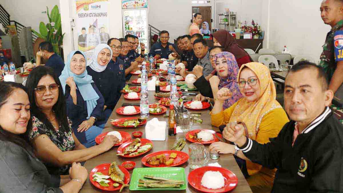 Danlanud RHF Tanjung Pinang Makan Siang Bersama Pengurus PWI Kepri