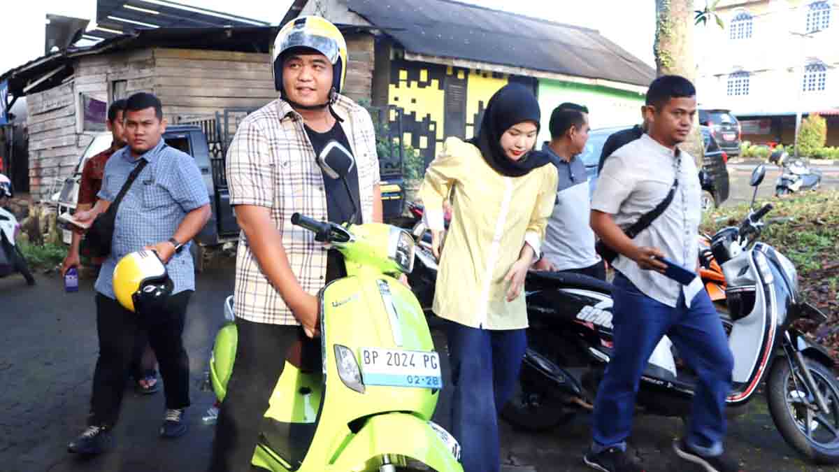 Bersama Istri Tercinta, Bupati Bintan Naik Sepeda Motor ke TPS