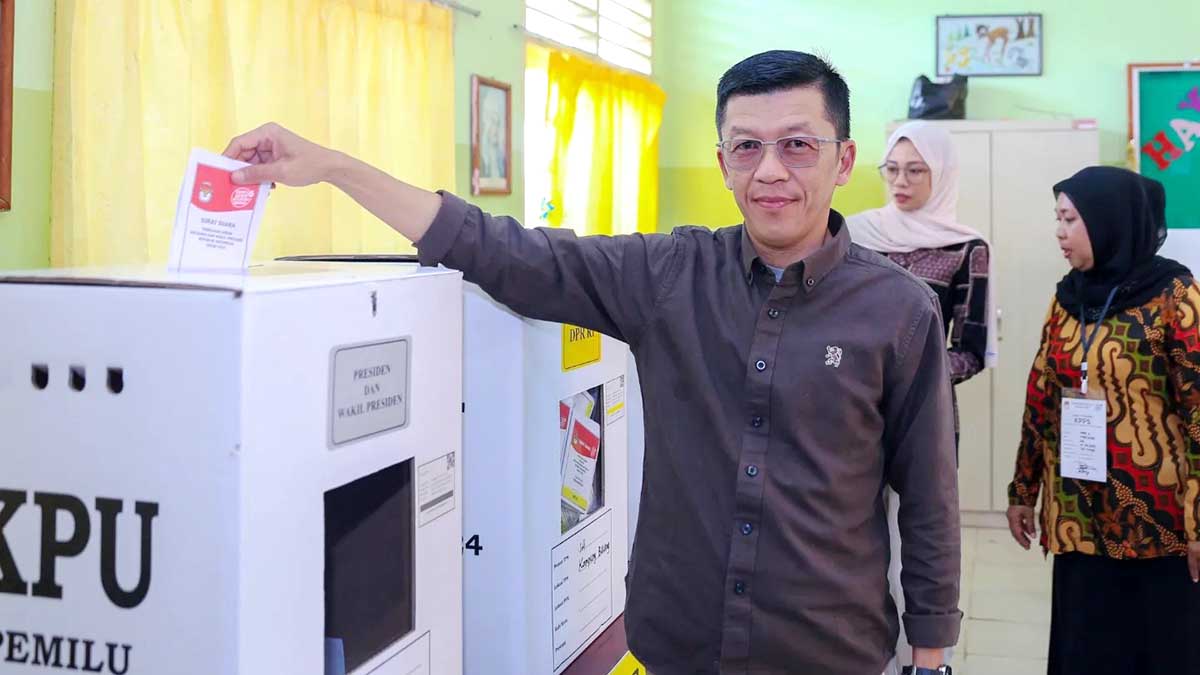 Pj Hasan dan Istri Nyoblos di TPS 14