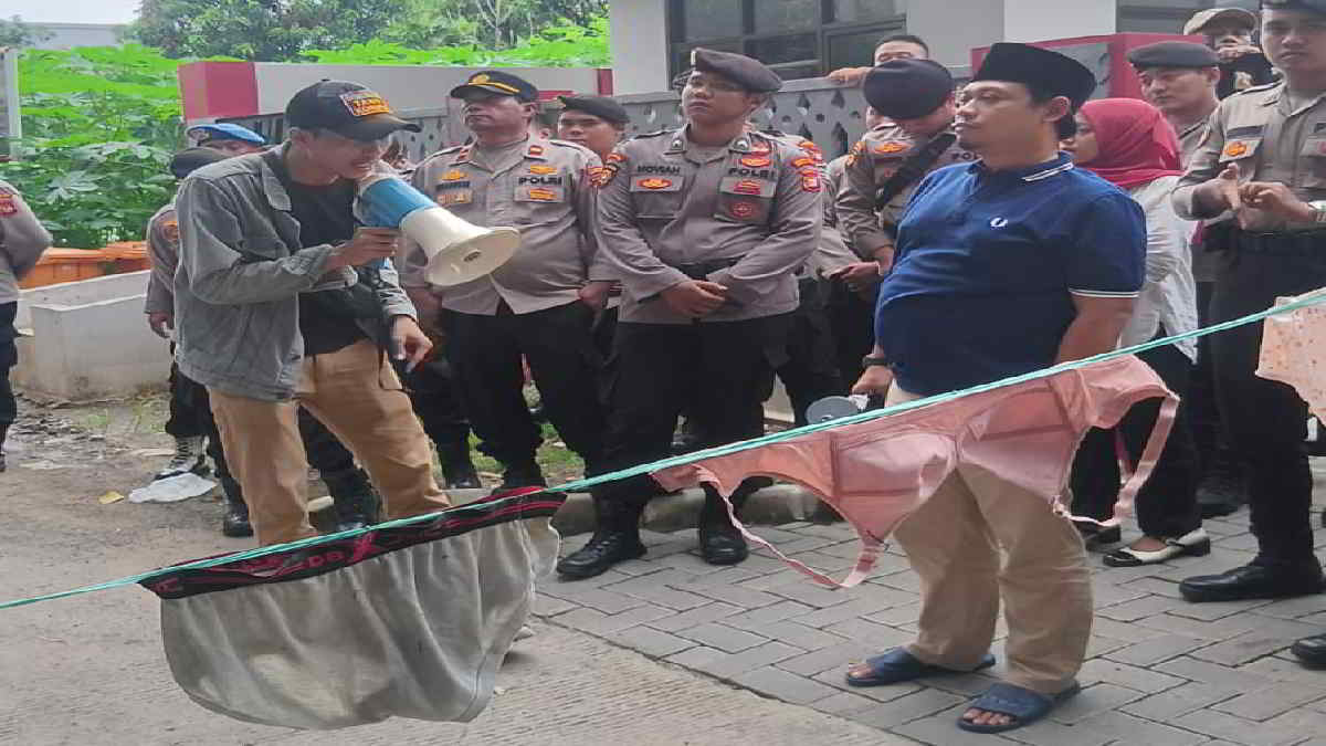 Banyak Kecurangan Pemilu Diduga Berakhir Manis, Bawaslu Dihadiahi Pakaian Dalam oleh Puluhan Pemuda di Bekasi