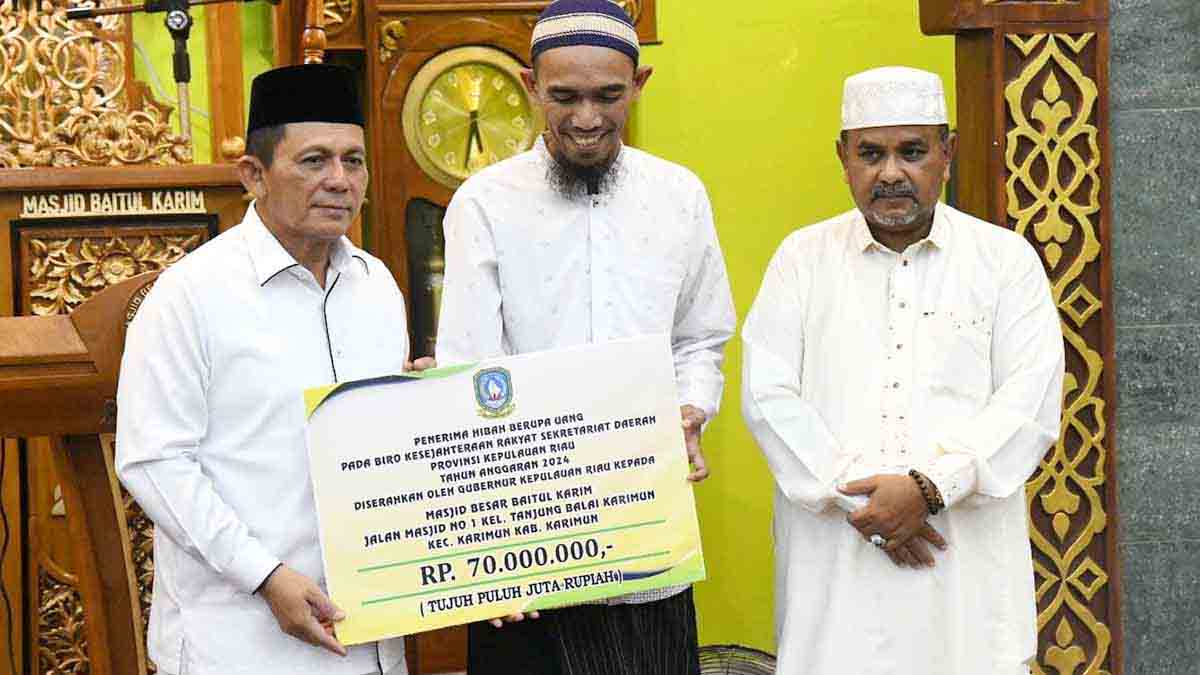 Gubernur Kepri Serahkan Bantuan Rp 70 Juta di Masjid Baitul Karim Tanjung Balai Karimun