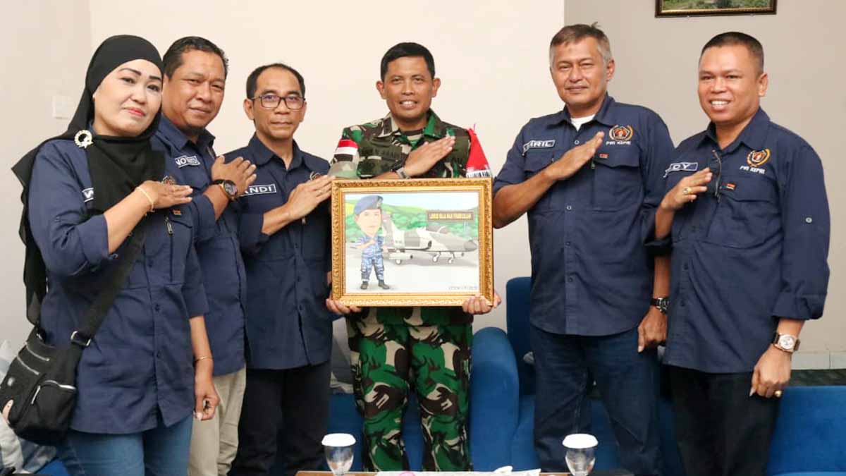 PWI Kepri Beri Hadiah Karikatur Kolonel Pnb Andi Nur Abadi