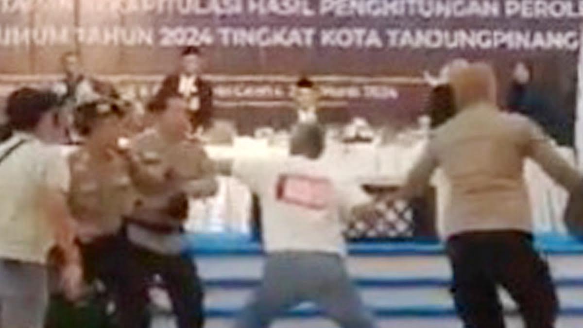 Emosi! Saksi PDI Perjuangan Lemparkan HP ke Arah KPU Hingga Pecahkan Meja Saat Pleno Rekapitulasi Perolehan Suara DPRD Provinsi Kepri