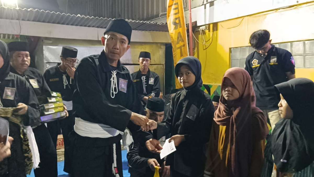 PSHT Rayon Harapan Jaya Bekasi Santuni Anak Yatim