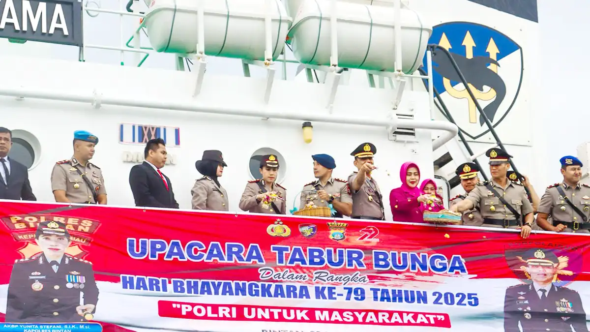 Kapolres Bintan Ziarah ke Makam Pahlawan dan Tabur Bunga di Perairan Tanjung Uban