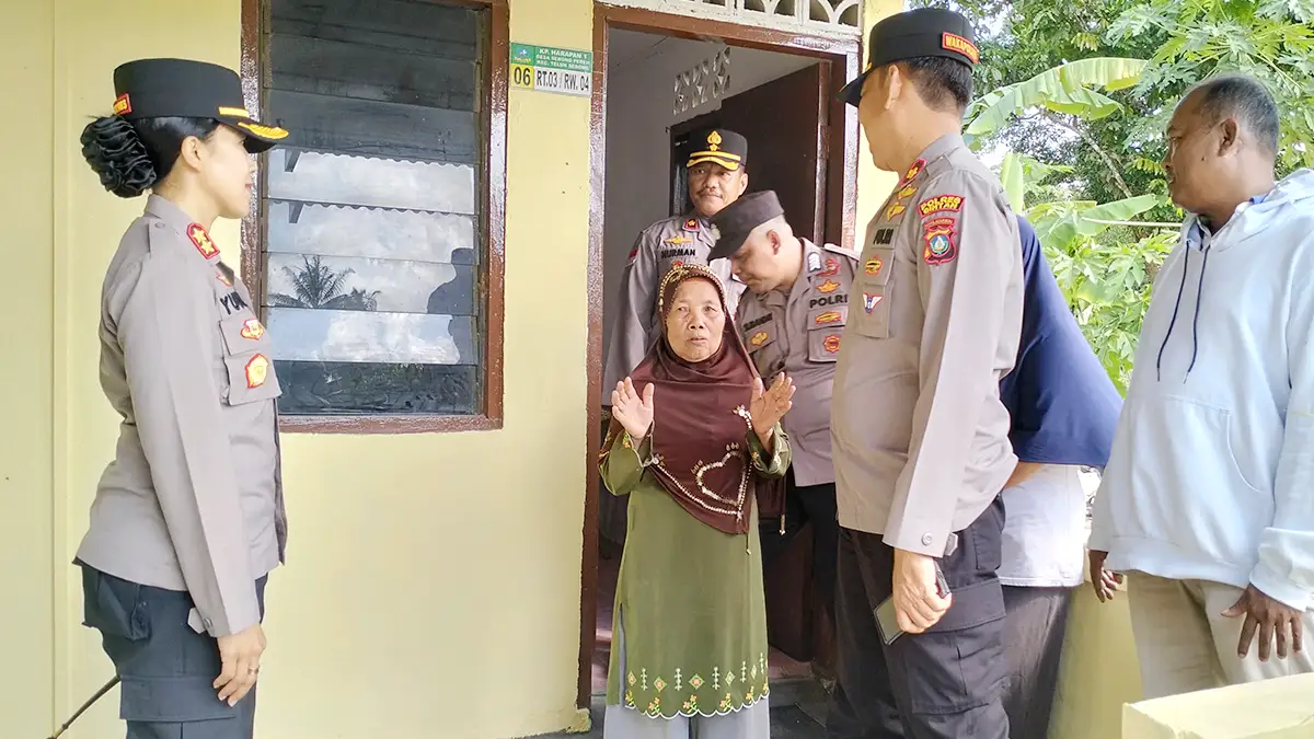 Hari Bhayangkara ke-79, Kapolres Bintan Serahkan Bantuan Program Bedah Rumah kepada Warga Kurang Mampu