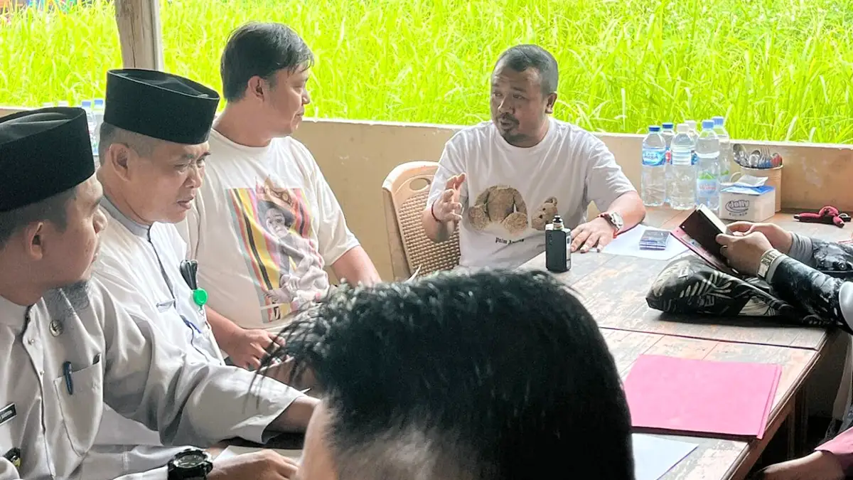 Kepala Bapenda Lingga, Saparuddin, saat melakukan pengawasan terpadu terhadap pelaku usaha di Kecamatan Singkep