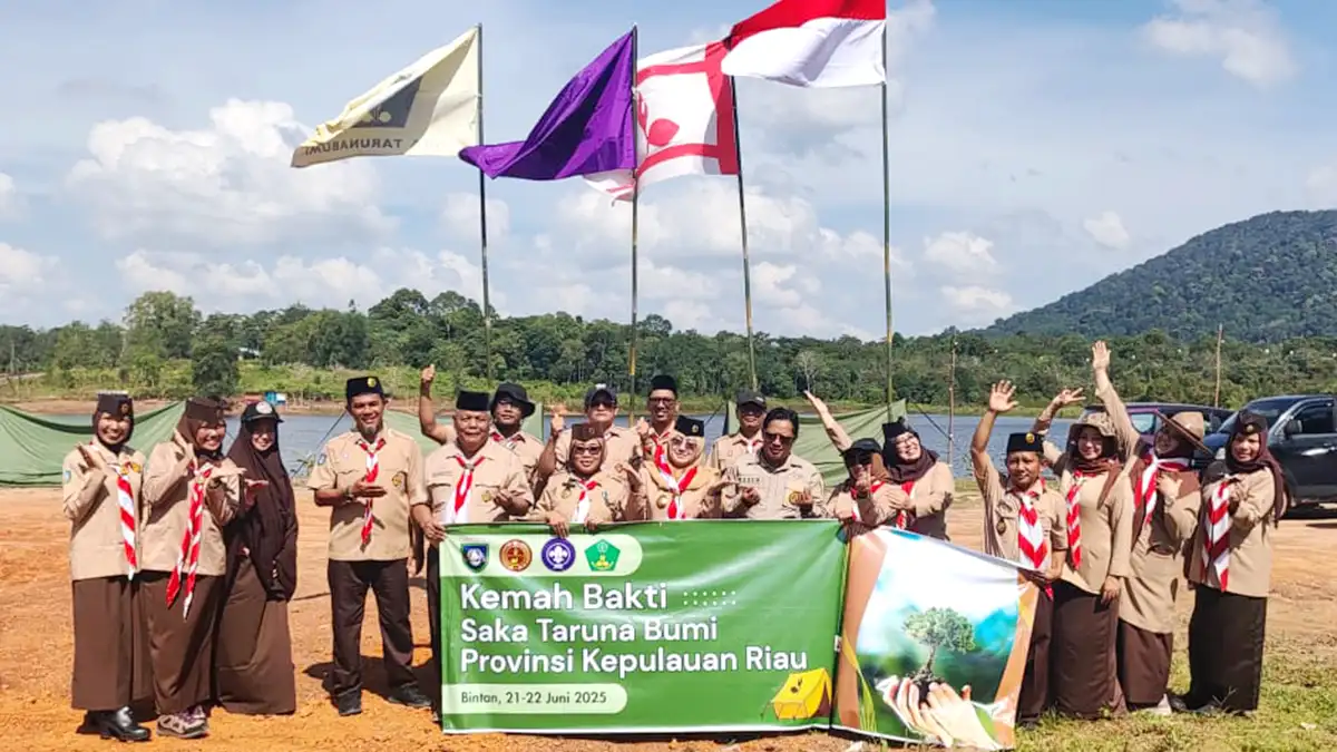 Kepala Dinas KP2KH Kepri, Rika Azmi, bersama Sekretaris Dinas KP2KH Kepri, Sugiarto Doso, menghadiri Kemah Bakti Saka Taruna Bumi Provinsi Kepri di Bumi Perkemahan Poyotomo, Kabupaten Bintan