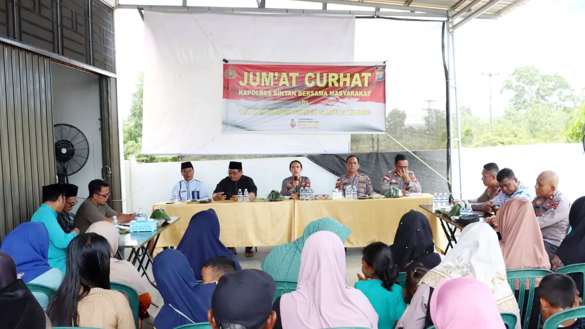 Kapolres Bintan, AKBP Yunita Stevani, menghadiri Jumat Curhat di Kelurahan Toapaya Asri, Kecamatan Toapaya, Kabupaten Bintan