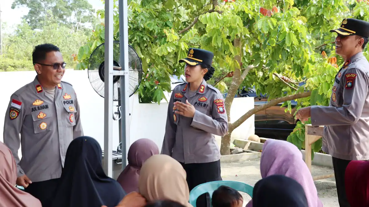 Kapolres Bintan, AKBP Yunita Stevani, menghadiri Jumat Curhat di Kelurahan Toapaya Asri, Kecamatan Toapaya