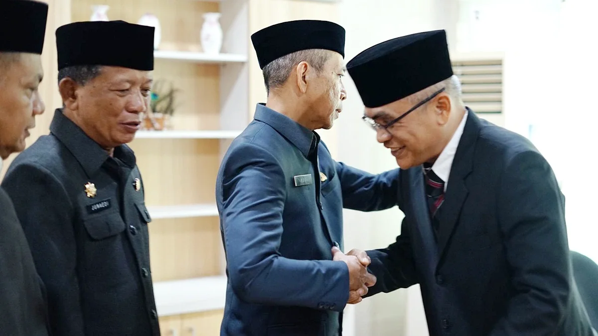 Kabid DBMSDA Kota Bekasi, Rismannafar Tri Darajat, mendapatkan ucapan selamat usai pelantikan