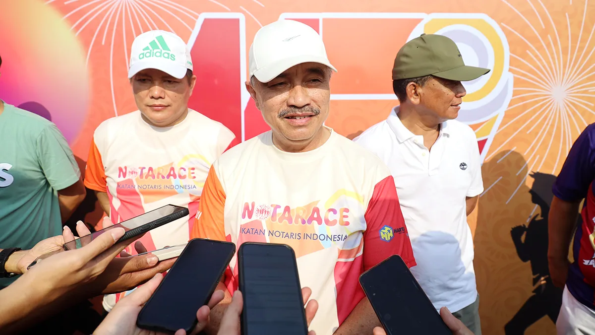 Wakil Wali Kota Bekasi, Abdul Harris Bobihoe, saat diwawancara awak media pada HUT Ikatan Notaris Indonesia (INI) tahun 2025
