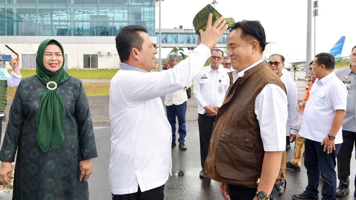 Gubernur Ansar Sambut Menko Yusril dengan Tradisi Tanjak di Tanjungpinang