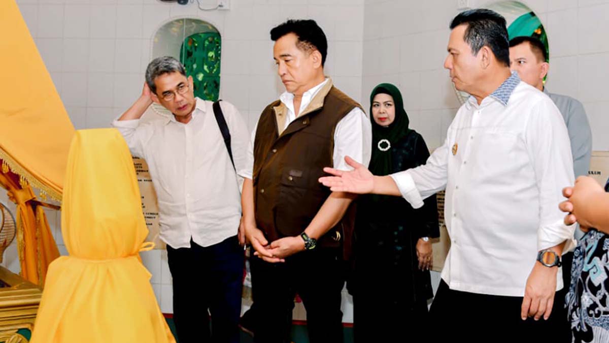 Napak Tilas Sejarah, Menko Yusril Ziarah ke Makam Raja Ali Haji dan Raja Haji Fisabilillah di Pulau Penyengat