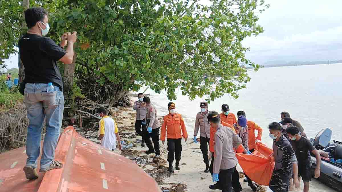 Operasi SAR Gabungan Evakuasi Jenazah Tanpa Identitas di Perairan Pulau Sumpat Bintan