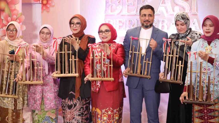 Kolaborasi Angklung dan Kolintang Pukau Pengunjung Bekasi Berkebaya 2026