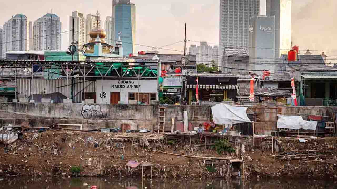 Kota Bekasi masih menyimpan sisi lain yang jarang tersorot, yakni ketimpangan ekonomi di sejumlah wilayah pemukiman warga