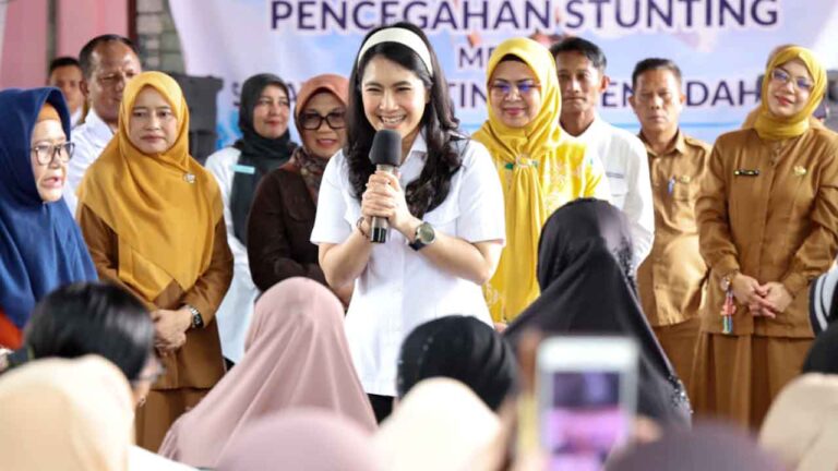 Dewi Ansar Dampingi Wamendukbangga RI Tinjau Aktivitas Sekolah Lansia di Bintan