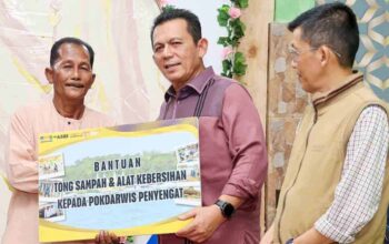Pemprov Kepri Serahkan Bantuan Kebersihan Wisata