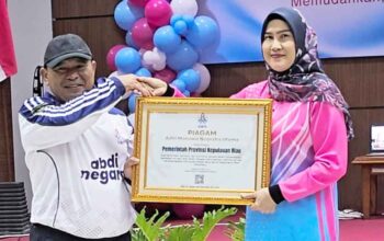 BKN Beri Penghargaan Adhi Manawa Nugraha Utama kepada Pemprov Kepri
