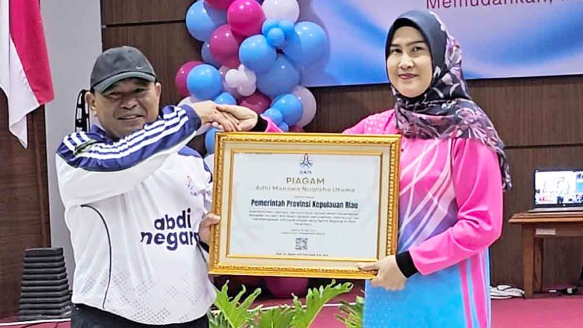 BKN Beri Penghargaan Adhi Manawa Nugraha Utama kepada Pemprov Kepri