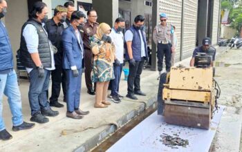 Polres Karimun Blender dan Rebus Barang Bukti Narkotika dari Dua Tersangka