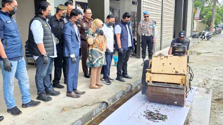 Polres Karimun Blender dan Rebus Barang Bukti Narkotika dari Dua Tersangka