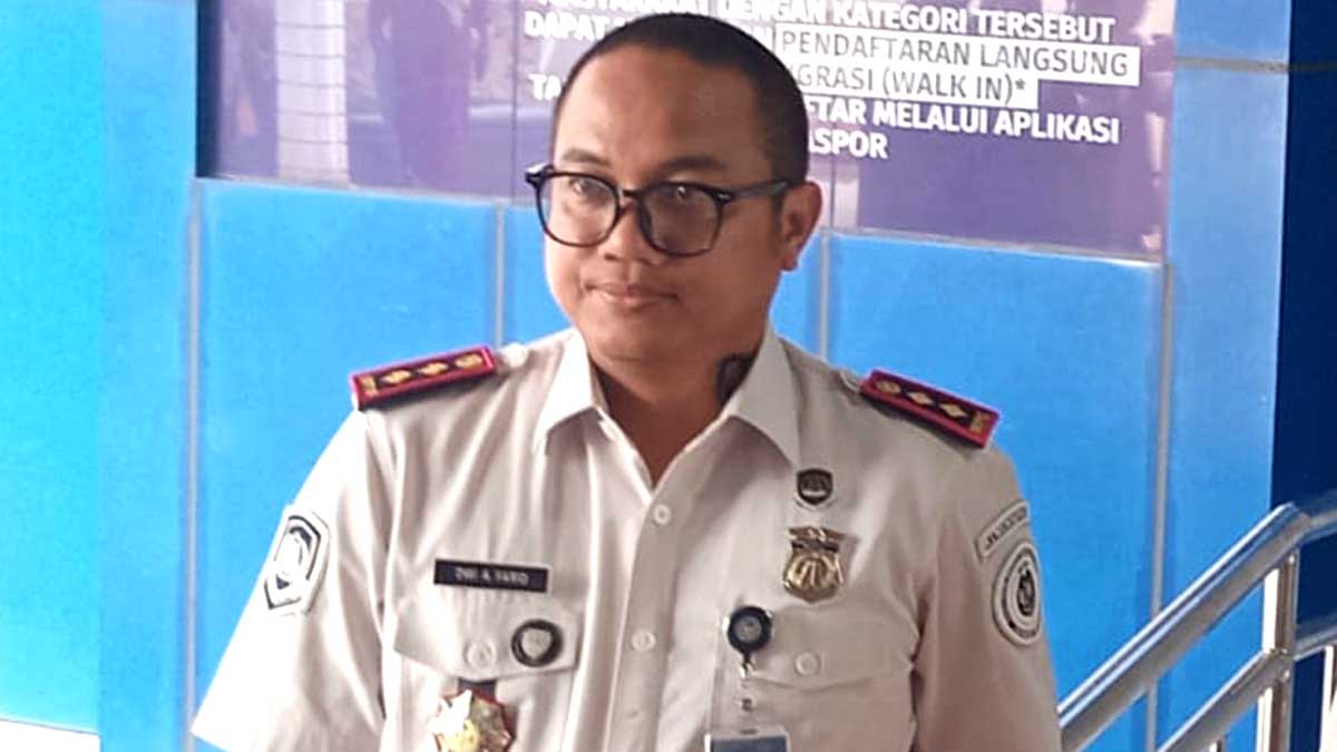Petugas Imigrasi Karimun memberikan pelayanan keimigrasian di Pelabuhan Internasional Karimun.