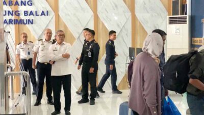 Junaidi, pengguna jasa Pelabuhan Internasional Karimun, memberikan keterangan mengenai pelayanan di pelabuhan.