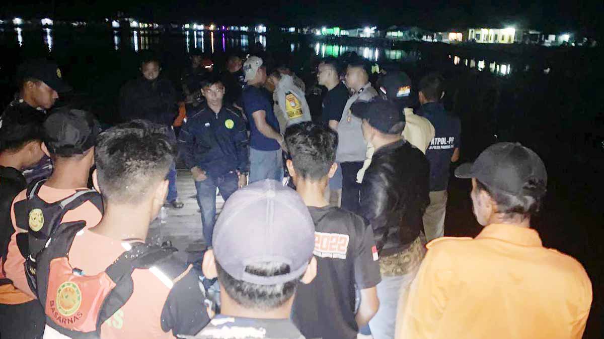 Personel Polsek Jemaja dan Basarnas mencari potongan tubuh pria di Perairan Genting Pulur Anambas.