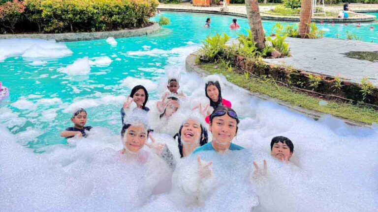 Wisatawan menikmati program Tropical Escape di Nongsa Resorts Batam.